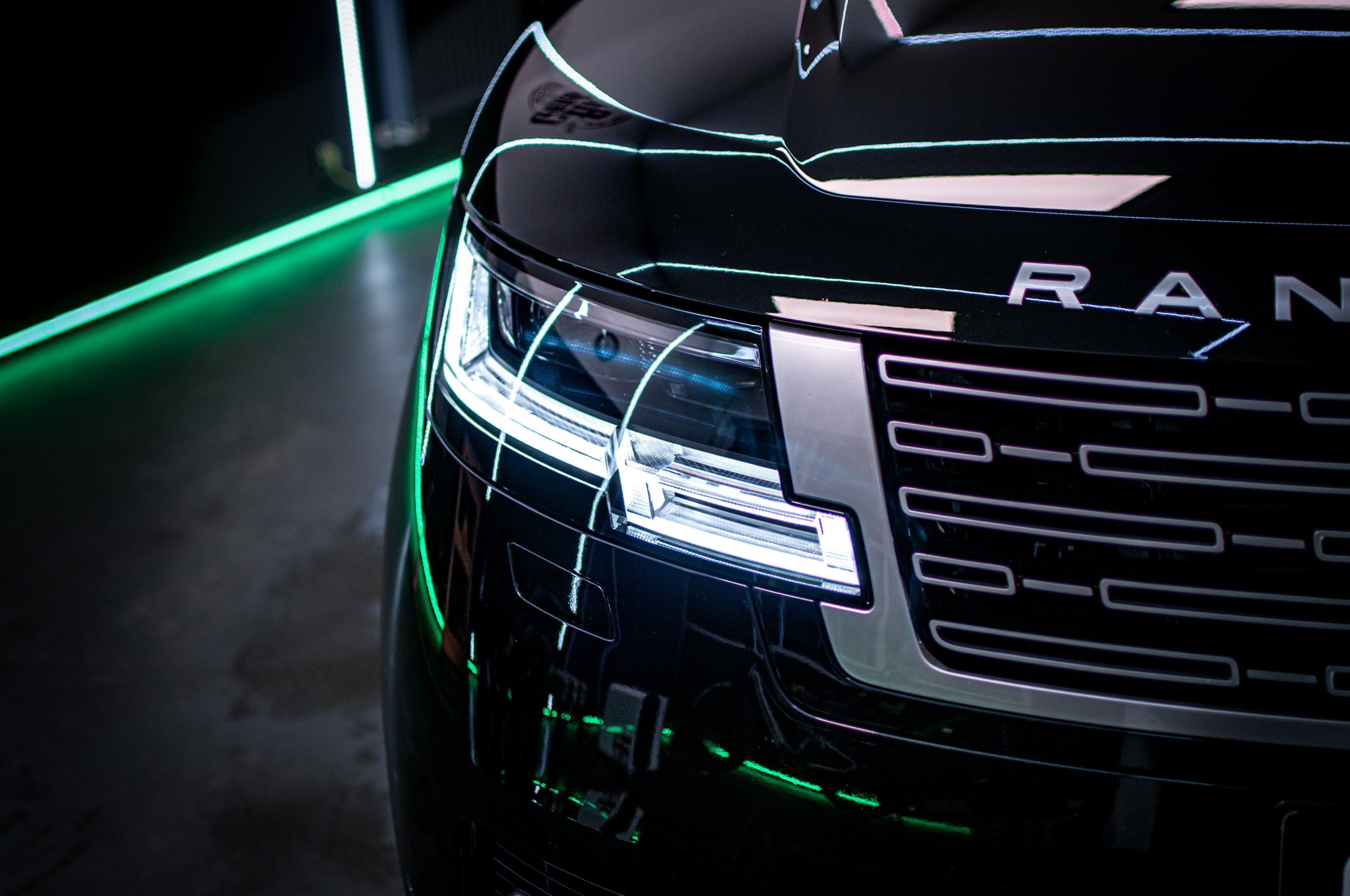 سيارة SUV فاخرة سوداء